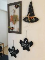 Halloween decorations by the entryway