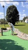 Even this obstacle on the 18th hole isn't going to cost Dad the win