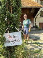 "Ab hier bitte lächeln" (smile from here on out)