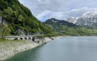 The arched bridge carries the road around the Wägitalersee