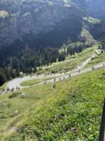 The upper curves of the Klausenpass are filled with riders